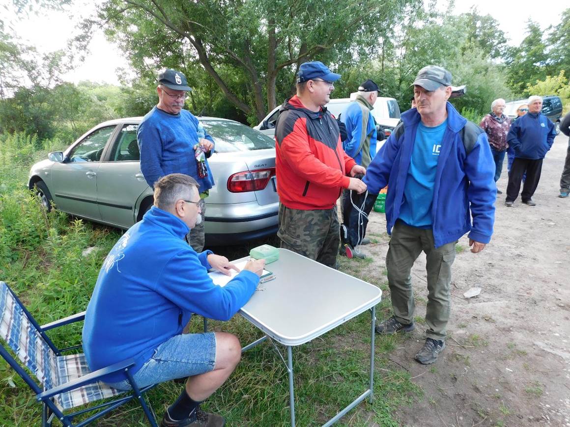 Obraz zawierajcy zewntrzne, drzewo, osoba, trawa

Opis wygenerowany automatycznie