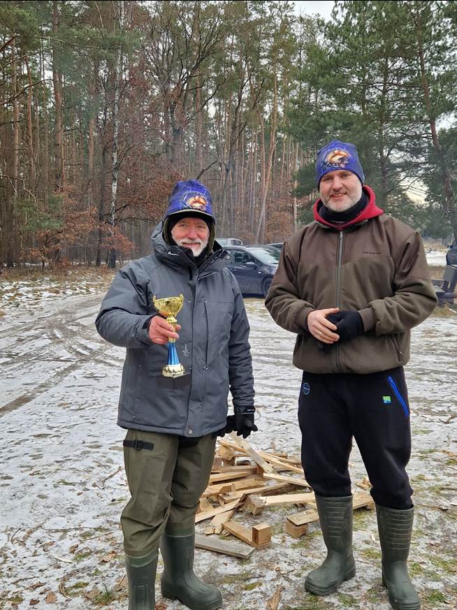 Obraz zawierajcy na wolnym powietrzu, osoba, ubrania, marynarka

Opis wygenerowany automatycznie