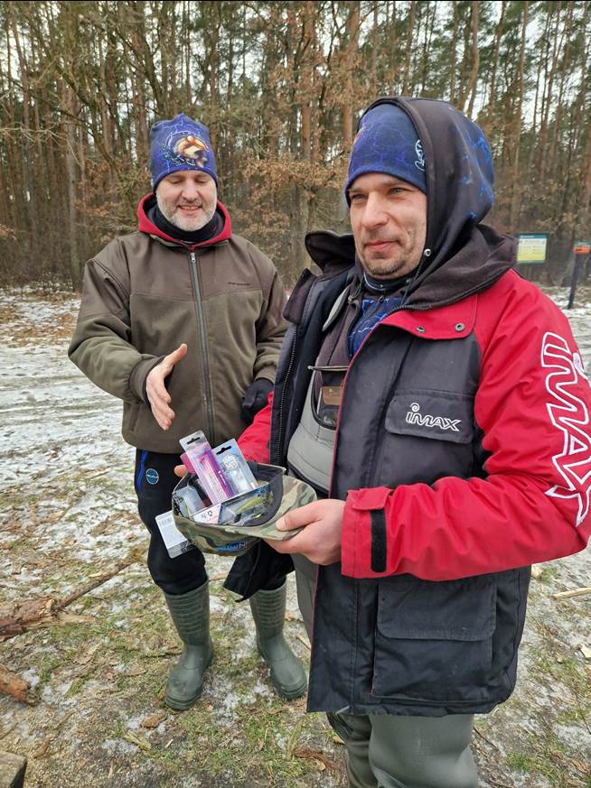 Obraz zawierajcy osoba, na wolnym powietrzu, ubrania, Rekreacja na wieym powietrzu

Opis wygenerowany automatycznie